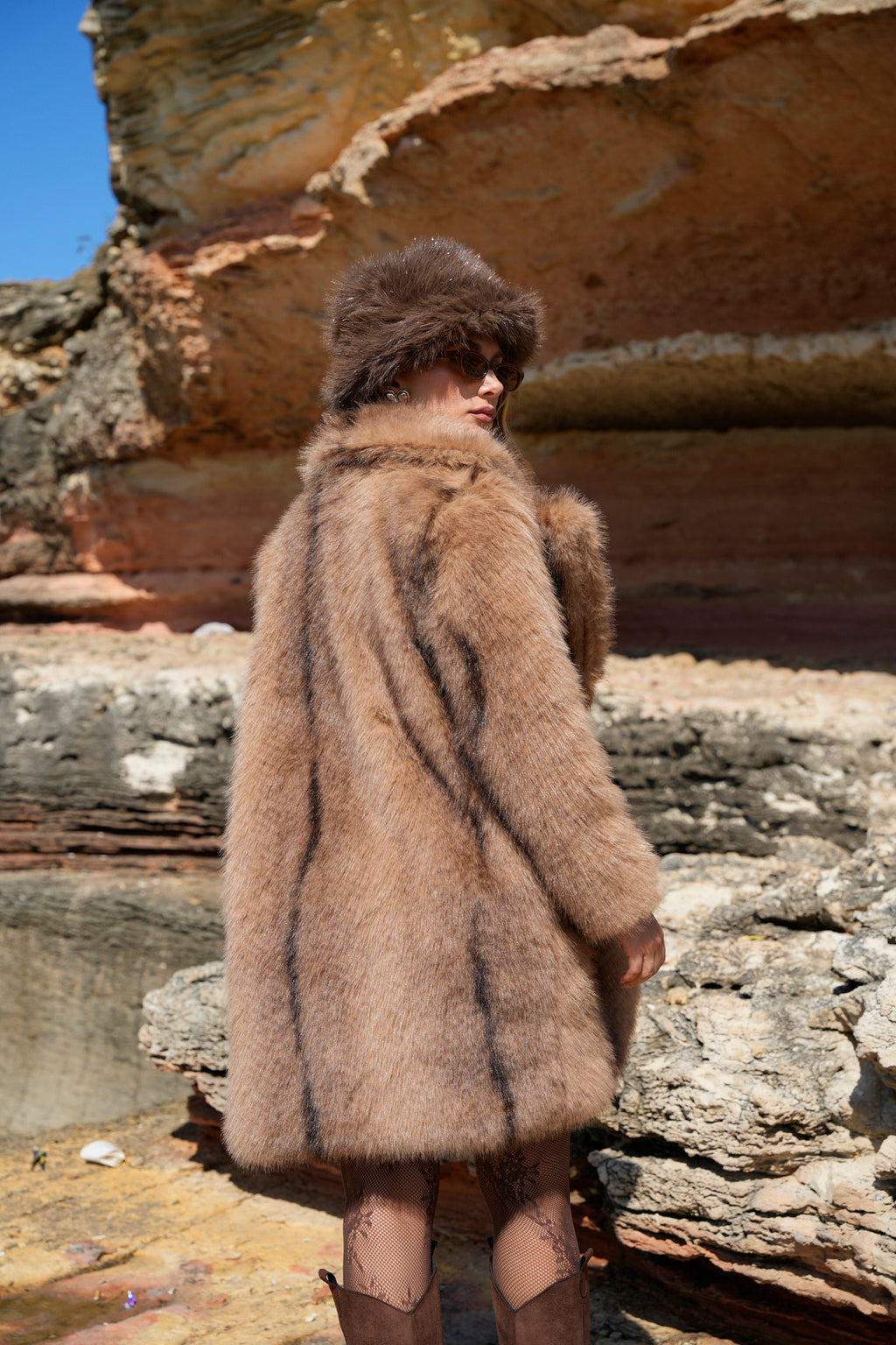 Yumuşak Doku Astarlı Cepli Desenli Diz Boy Midi Premium Kürk Mont