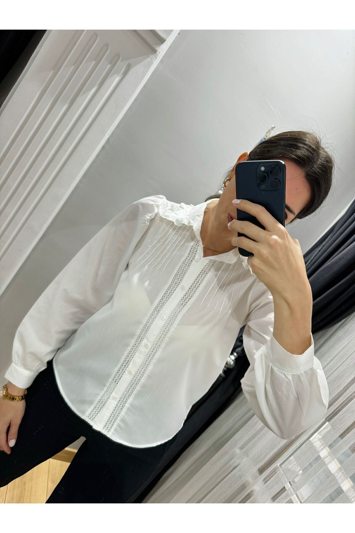 قميص أبيض بتفاصيل صدفية