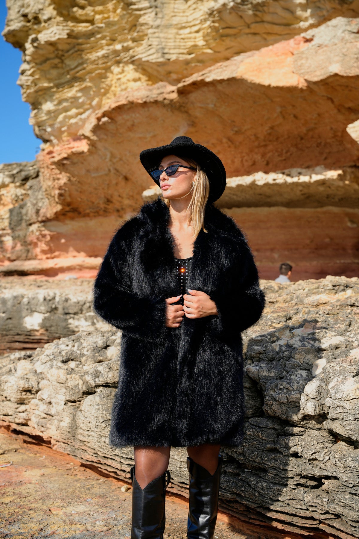 Yumuşak Doku Astarlı Cepli Diz Boy Midi Premium Kürk Mont