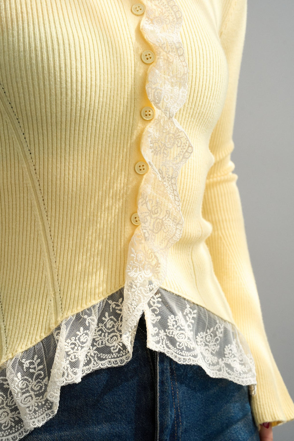 Dantel Detaylı İspanyol Kol Dik Yaka Düğmeli Triko Tasarım Hırka