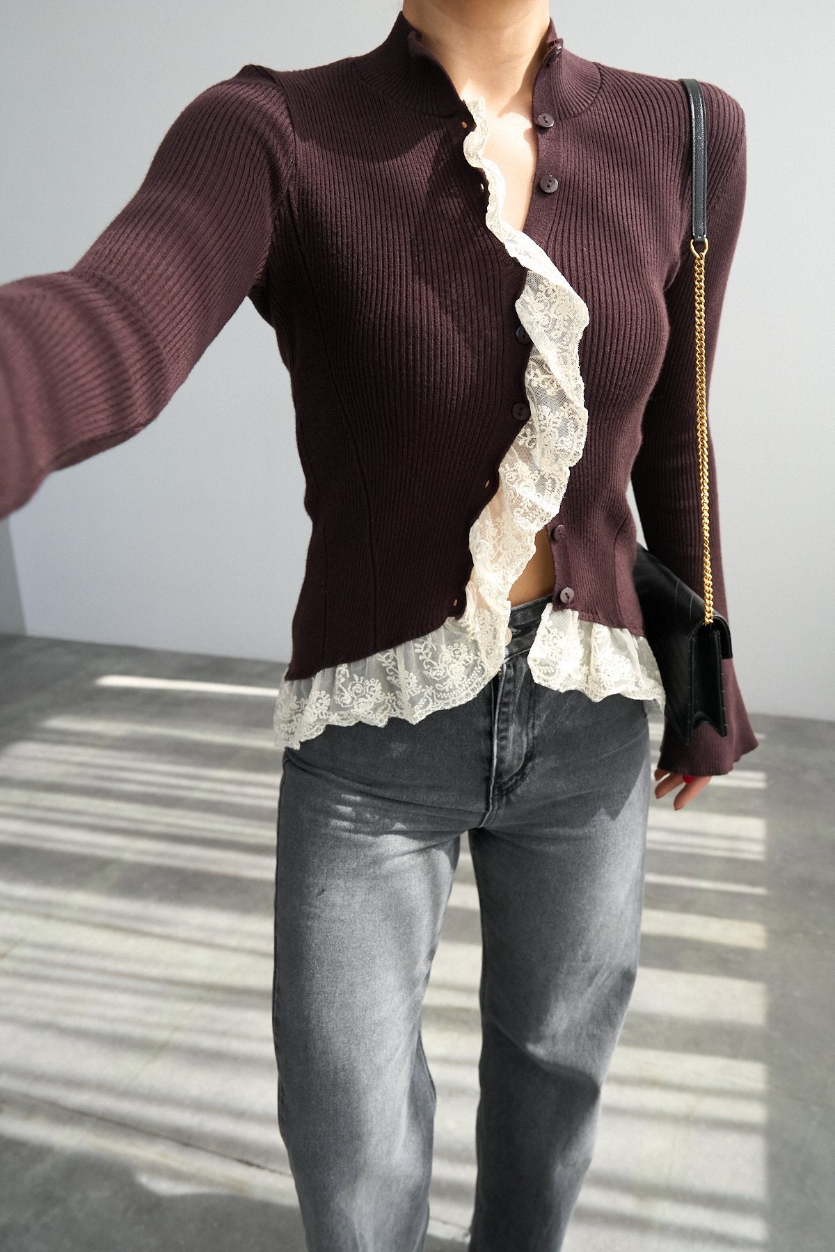 Dantel Detaylı İspanyol Kol Dik Yaka Düğmeli Triko Tasarım Hırka